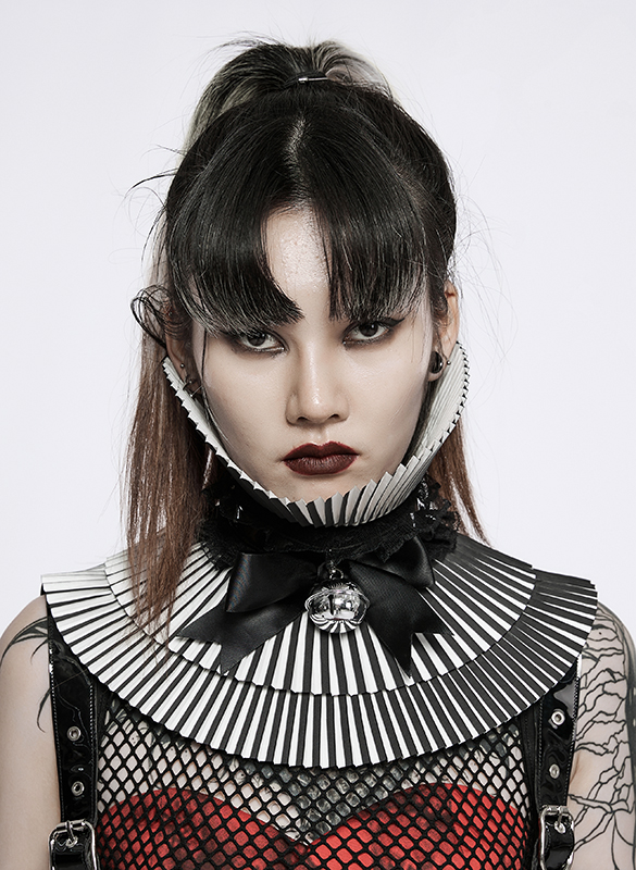 Collerette haute plissée