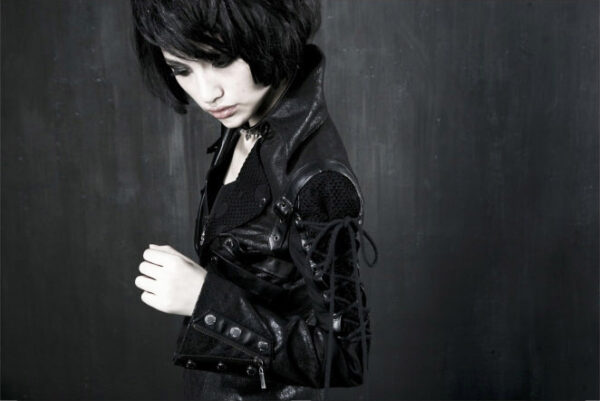 Manteau en faux cuir noir manches lacées Manteau en faux cuir noir manches lacées