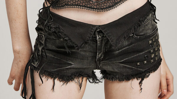 Short en jeans déchiré à laçage et clous
