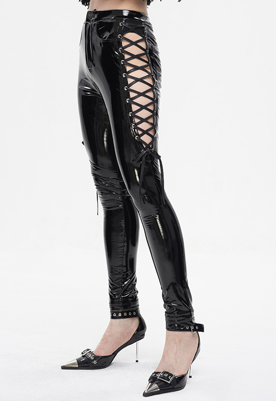 Pantalon en vinyle à découpes et laçages