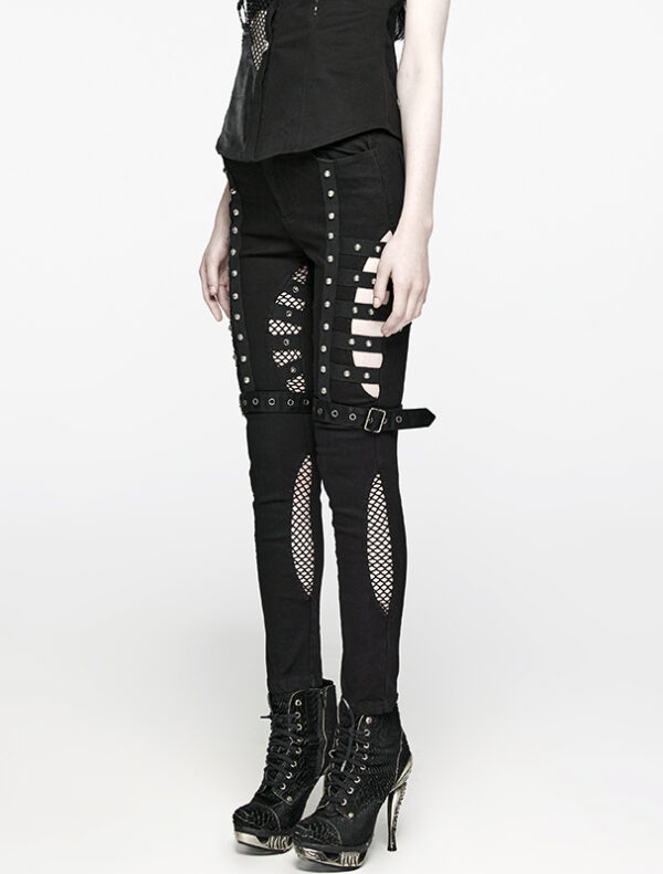Jeans à découpes et à clous