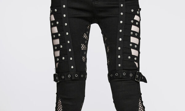 Jeans à découpes et à clous