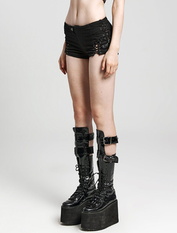 Mini short à laçages et sangles