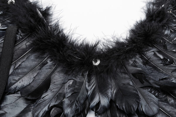 Ailes noires en plume et faux cuir à chaînes