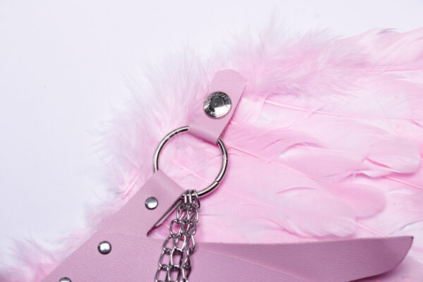 Ailes roses en plume et faux cuir à chaînes Ailes roses en plume et faux cuir à chaînes