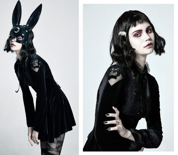 Robe en velours à plastron brodé et ruban