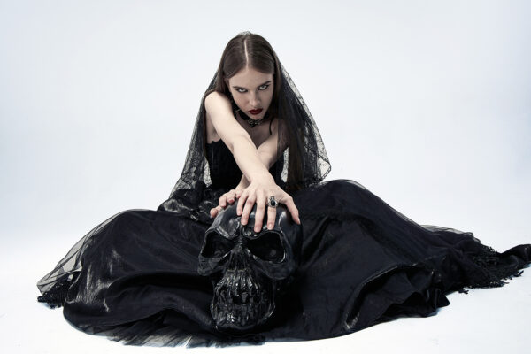 Robe de mariée en dentelle et satin à tournure