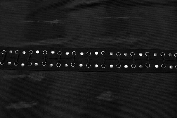 Robe moulante à laçages et à clous