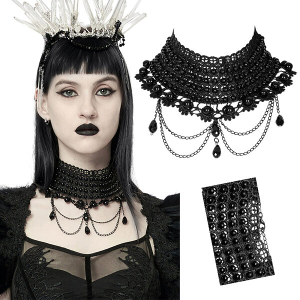 Collier en broderies à perles et chaînes Collier en broderies à perles et chaînes