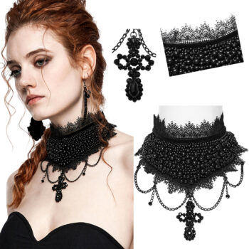 Collier en perles noires à pendentif croix