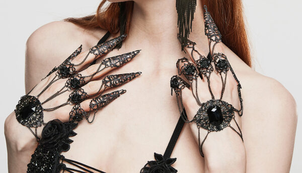 Paire de bijoux de main à roses noires et griffes Paire de bijoux de main à roses noires et griffes