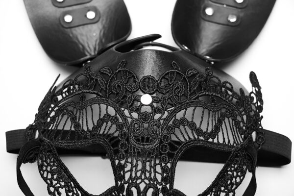 Masque lapin en cuir végan et broderie Masque lapin en cuir végan et broderie