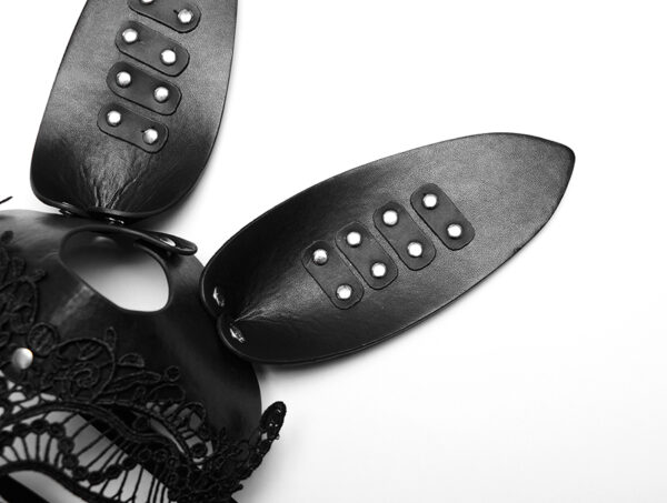 Masque lapin en cuir végan et broderie Masque lapin en cuir végan et broderie