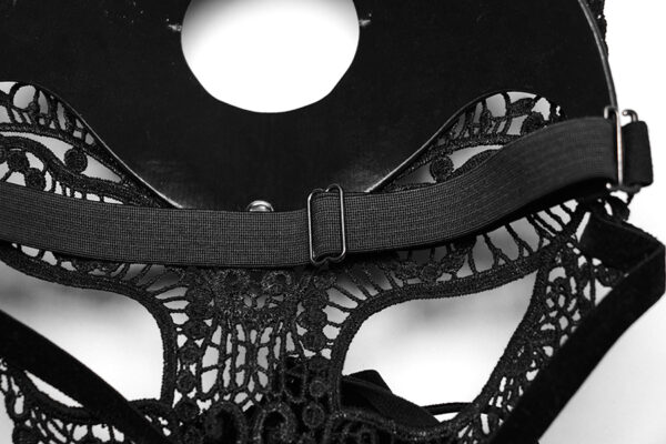 Masque lapin en cuir végan et broderie Masque lapin en cuir végan et broderie