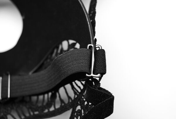 Masque lapin en cuir végan et broderie Masque lapin en cuir végan et broderie