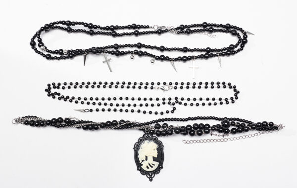 Set de 3 colliers avec pendentifs croix et camée crâne Set de 3 colliers avec pendentifs croix et camée crâne