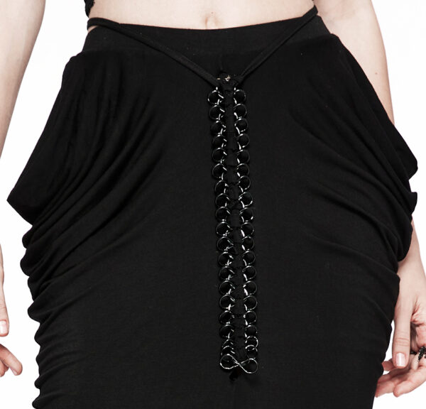 Jupe fendue et drapé à grosse chaîne