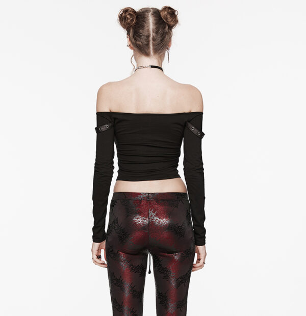 Haut à découpes et piercings Haut à découpes et piercings