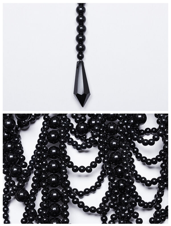 Collier plastron en perles noires à têtes de mort Collier plastron en perles noires à têtes de mort